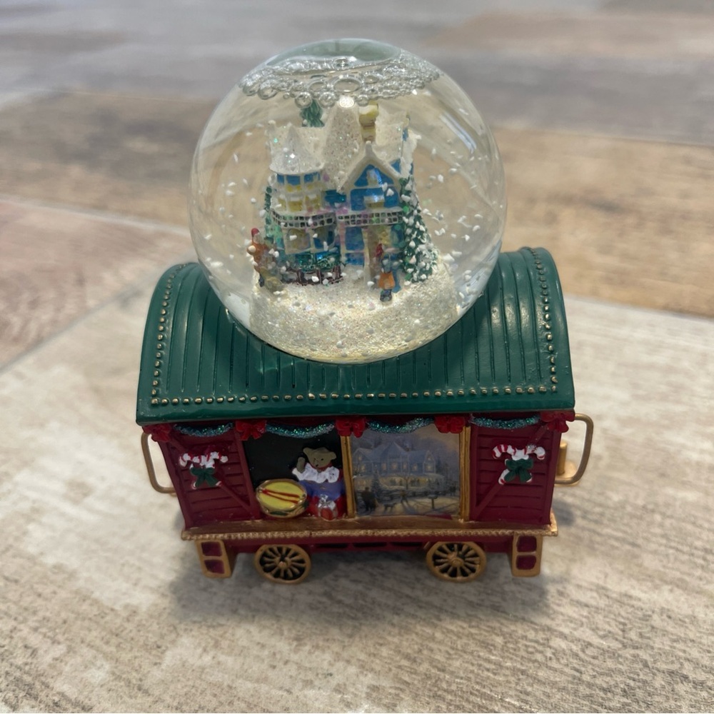 Thomas Kinkade Wonderland Express Home For The Holidays Mini Snow Globe Train